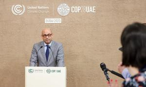 Simon Stiell, secretario ejecutivo de la CMNUCC, habla con los periodistas en la Conferencia de las Naciones Unidas sobre el Cambio Climático, COP28, en la Expo City de la ciudad Dubai, en Emiratos Árabes Unidos.