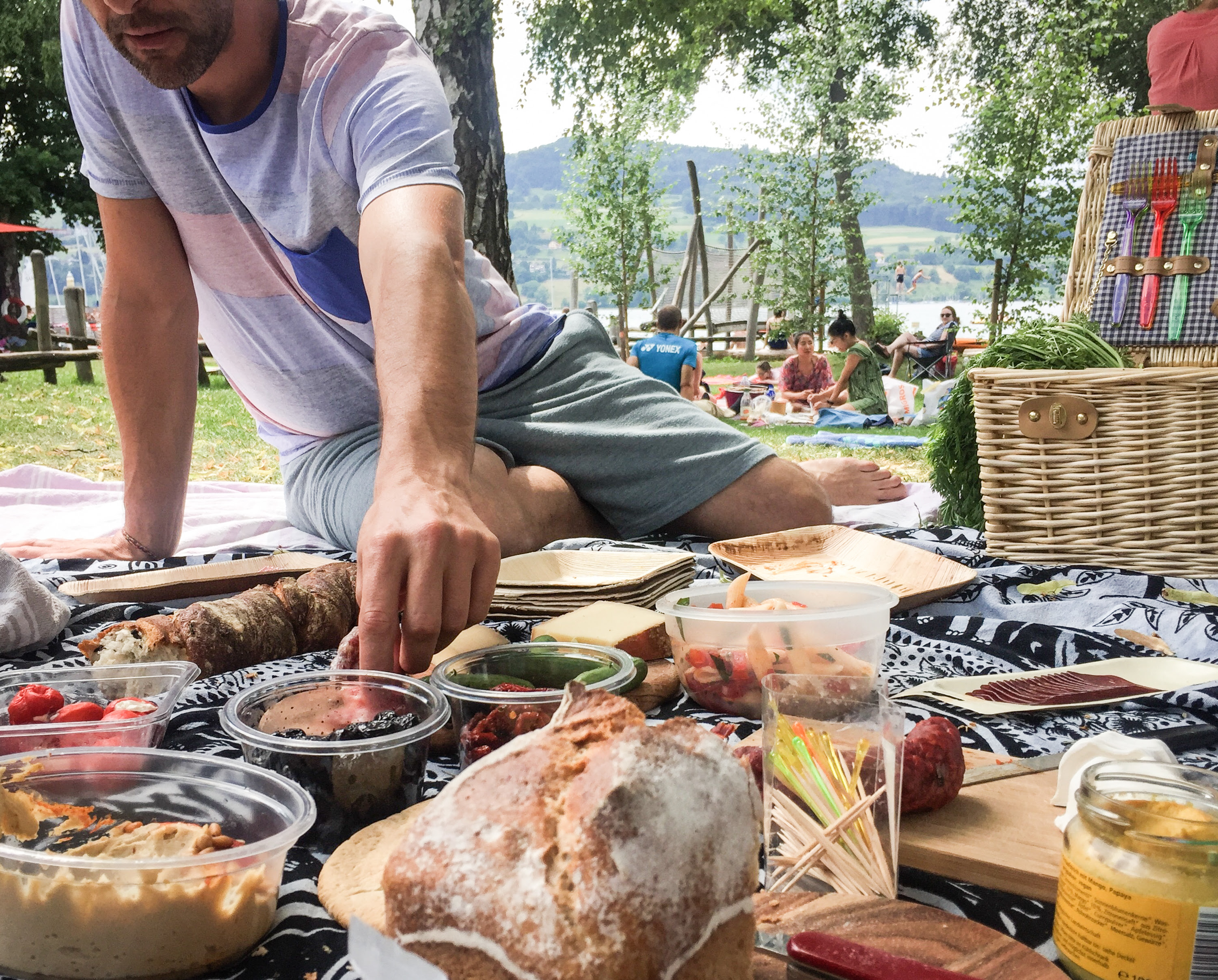 In diesem zusammenhang häufig verwendete utensilien sind der picknickkorb, die picknickdecke oder das picknickgeschirr. Tipps Furs Picknick Was Man Immer Dabei Haben Muss