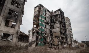 Los edificios residenciales y las infraestructuras siguen sufriendo daños durante la guerra en curso en Ucrania.