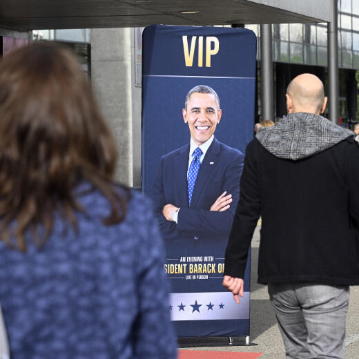 People queue outside the Hallenstadion, Saturday, 29 April 2023, in Zurich, Switzerland. On Saturday evening, former US President Barack Obama will appear in Switzerland for the first time. Leadership and creativity are the announced topics of the speeches. As part of his small European tour, Obama will also appear in Amsterdam on Monday and in Berlin on Wednesday. (KEYSTONE/Walter Bieri)