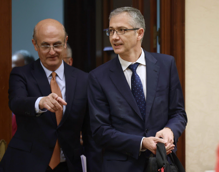 Imagen - Hernández de Cos (BdE) pide reforzar la seguridad jurídica de los propietarios de pisos El gobernador del Banco de España, Pablo Hernández de Cos (dcha)