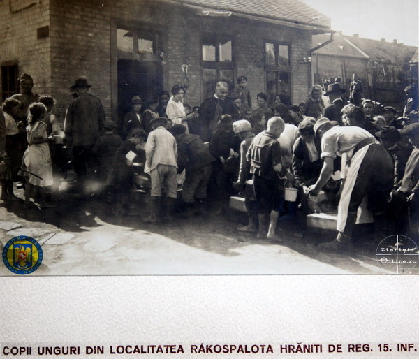 13 Reg 15 Infanterie - Armata Romana la Budapesta hranind copii saraci - Rakospalota 2 - Foto Roncea Ro - Ziaristi Online - Arhivele Nationale