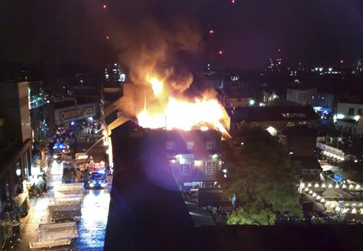 בילד: מאסיווע פייער ביי קעמדען לאק מארקעט אין לאנדאן