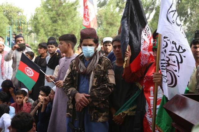 Pelo segundo dia seguido, milhares protestam nas ruas contra o Talibã