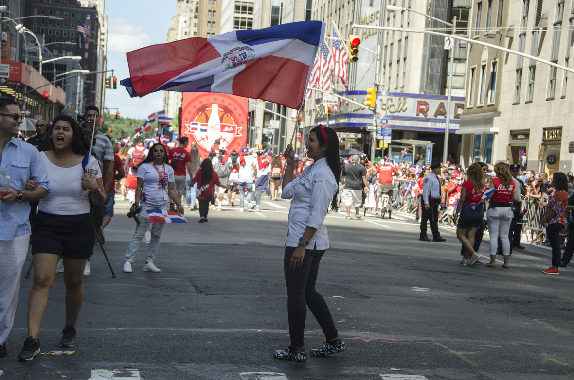 la chef en la Parada dominicana desfilando a pie