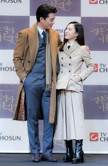 Tv조선 토일극 '결혼작사 이혼작곡'에서 라디오국 pd이자 집에서는 완벽한 엄마인 사피영으로 출연 중인 박주미의. ê²°í˜¼ìž'ì‚¬ ì´í˜¼ìž'ê³¡ ì´íƒœê³¤ ë°•ì£¼ë¯¸ íŒ¨ì…˜ìž¡ì§€ í•œ íŽ˜ì´ì§€ ì˜¤ë§ˆì´í¬í† 