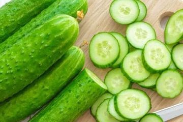 Jus Timun Dan Kurma - Campur semua buah dan air lalu blend sampai lembut tuang dalam gelas 2.