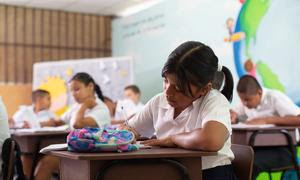 Una niña toma apuntes en su cuaderno durante una clase en Costa Rica (foto de archivo).