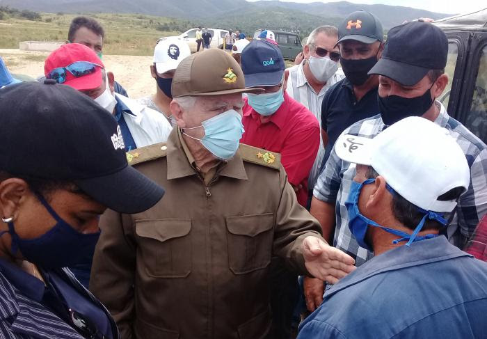 El Comandante de la Revolución Ramiro Valdés recomendó a Miguel Pousada, presidente de la CPA «Revolución de Octubre», socializar las experiencias en el cultivo del arroz.