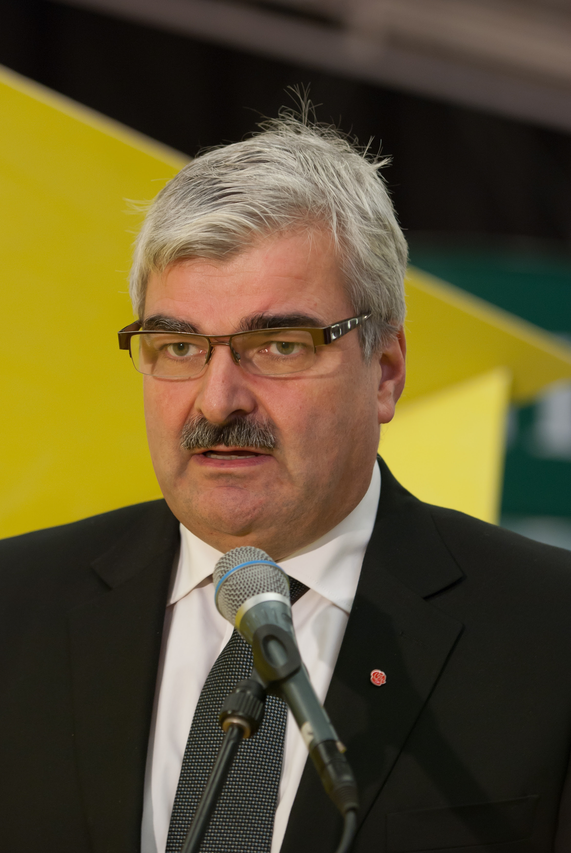 Det är en kass film mot deras nya offer, håkan juholt, socialdemokraterna. Socialdemokraterna Delengkal Weblog