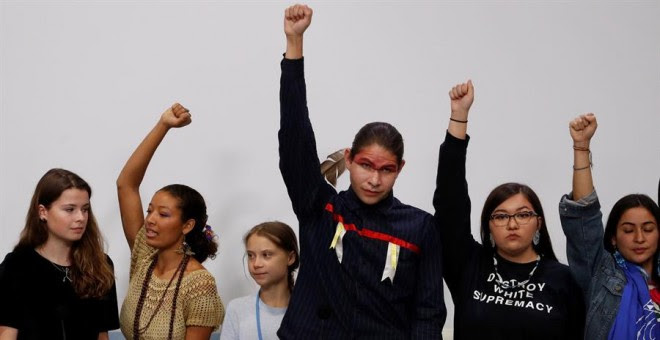 - La sueca Greta Thunberg (3i) junto a varios jóvenes activistas con los que ha participado en una rueda de prensa, en el marco de la XXV Cumbre de la Convención de Cambio Climático de Naciones Unidas (COP25) que se celebra en Madrid bajo el lema 'Tiempo