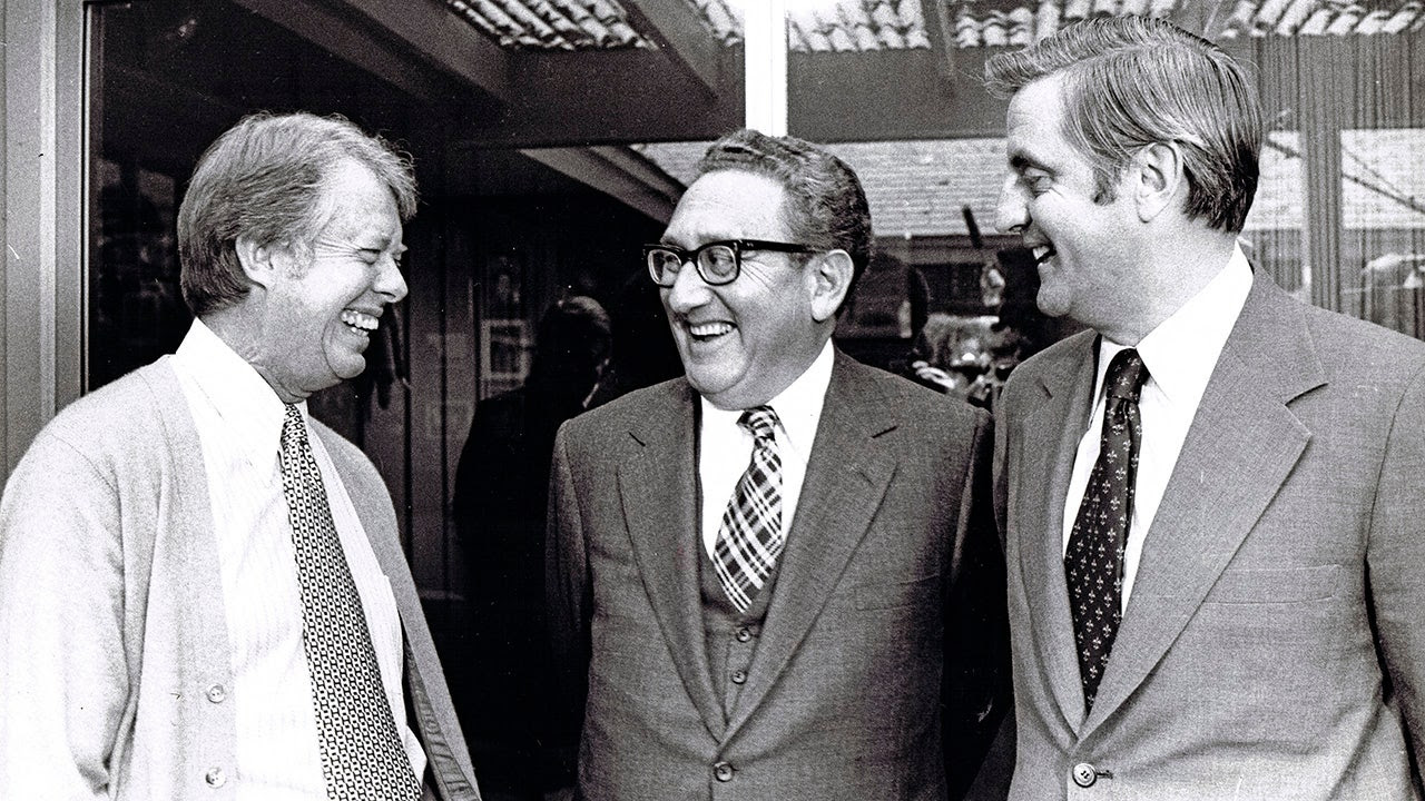 US President-elect Jimmy Carter, US Secretary of State Henry Kissinger, and Vice President-elect Walter Mondale as they meet for a foreign policy briefing, Plains, Georgia, November 11, 1976. (Consolidated News Photos/Getty Images)