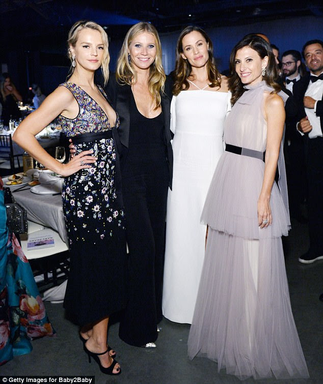 Chic: Gwyneth e Jennifer juntaram a Co-Presidente da Baby2Baby, Kelly Sawyer Patricof (L), e a Co-Presidente da Baby2Baby, Norah Weinstein, por um instante