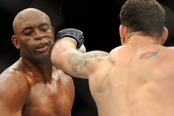 06jul2013-chris-weidman-acerta-anderson-silva-e-nocauteia-o-brasileiro-no-segundo-round-da-luta-principal-do-ufc-162-1373176509176_956x500