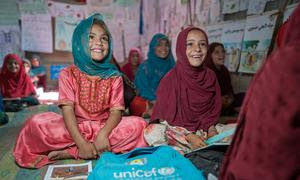 Niñas afganas asisten a clase en una escuela apoyada por UNICEF en la provincia de Helmand, Afganistán. (Foto de archivo)