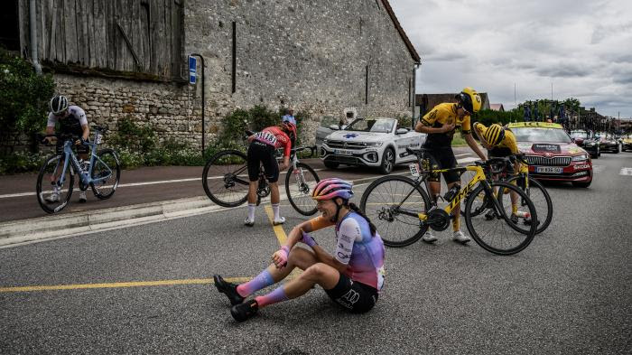 Tour de France femmes 2022 : non, il n'y a pas plus de chutes dans le peloton féminin que chez les hommes