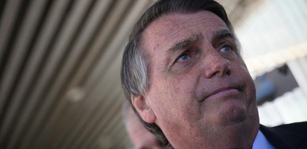 O ex-presidente Jair Bolsonaro fala com a imprensa ao deixar o Senado em 21 de junho de 2023