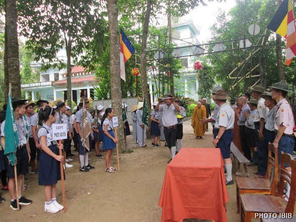 Các đoàn đội vượt hàng rào Công an đến Đất Trại Long Quang – Hình IBIB