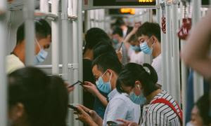 Dentro del metro de Guangzhou en China.