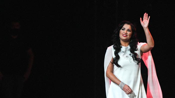 La célèbre soprano russe Anna Netrebko "condamne clairement" la guerre en Ukraine et annonce son retour sur scène en mai