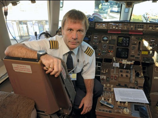 Sorpresa: al comando del volo Olbia-Torino c'è Bruce Dickinson, star degli Iron Maiden