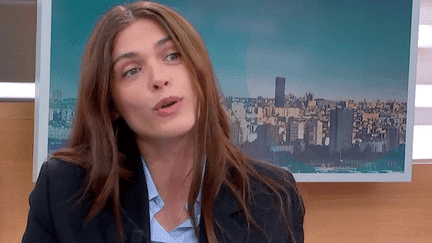 Santé mentale des jeunes : dans un livre, la mannequin Elisa Sednaoui donne des 'outils concrets' pour 'gérer les défis émotionnels quotidiens'