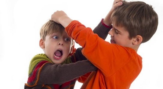 Πώς να αντιδράσετε όταν τα παιδιά σας μαλώνουν | Superdad