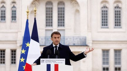 Emmanuel Macron dénonce l'écriture inclusive en appelant à 'ne pas céder aux airs du temps'