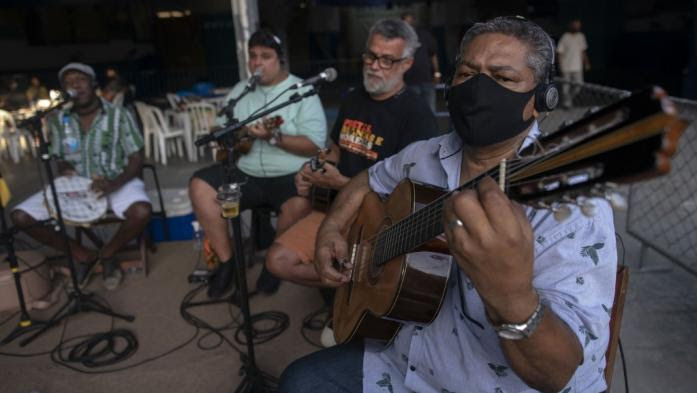 La samba revient à Rio en s'adaptant aux mesures sanitaires dues au coronavirus