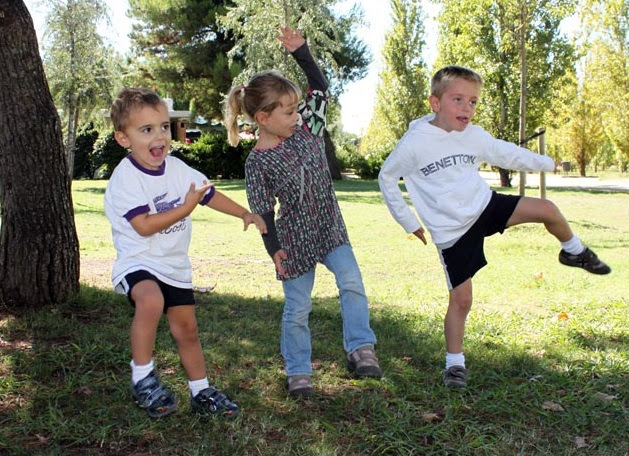 Jugar con una pelota utilizando los pies o las manos es uno de los mejores entrenamientos para mejorar la psicomotricidad de los niños. 19 Juegos Para Fiestas Infantiles Actividades Muy Divertidas