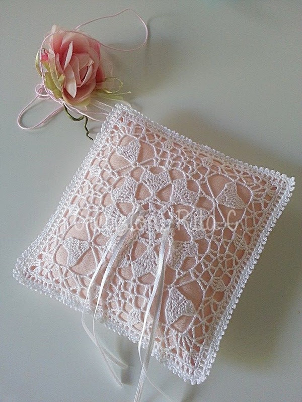 Modello bianco con nastri in tinta. Un Cuscino Portafedi Molto Speciale E Romantico A Uncinetto Creazioni Rita C Only Handmade