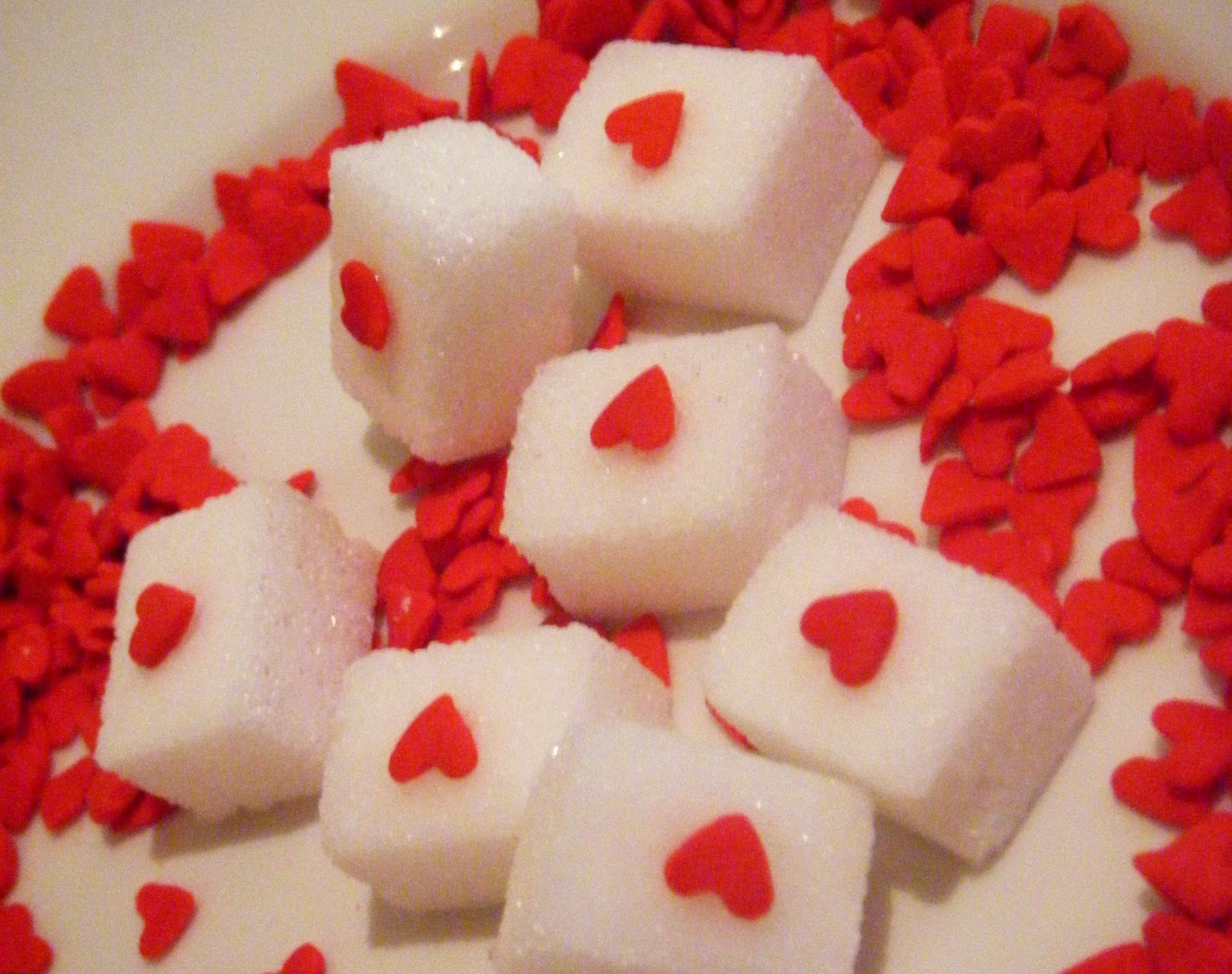 Ho sempre odorato usare le zollette di zucchero decorate, per dolcificare il tè del pomeriggio. Dove Fu Inventata La Zolletta Di Zucchero Anziani In Casa