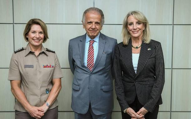 Embaixadora do EUA apresenta chefe do comando Sul ao ministro da Defesa e posta foto nas redes