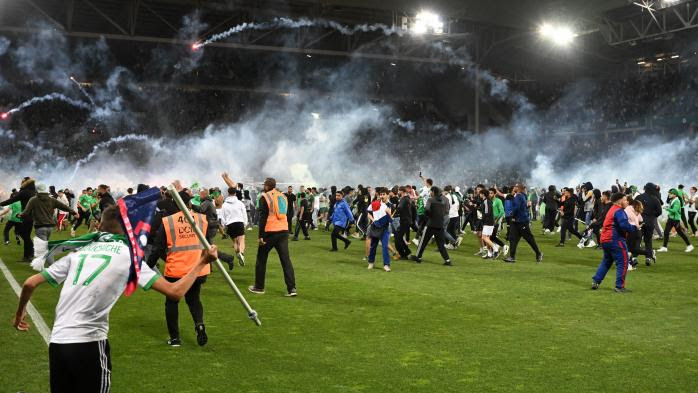 Saint-Etienne en Ligue 2 : scènes de chaos à Geoffroy-Guichard après la relégation