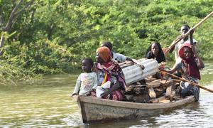 Una familia que perdió su casa por las inundaciones transporta lo que queda de su casa en una piragua en el extremo norte de Camerún.