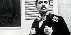 L'auteur français Marcel Proust (1871 - 1922) assis devant une fenêtre.