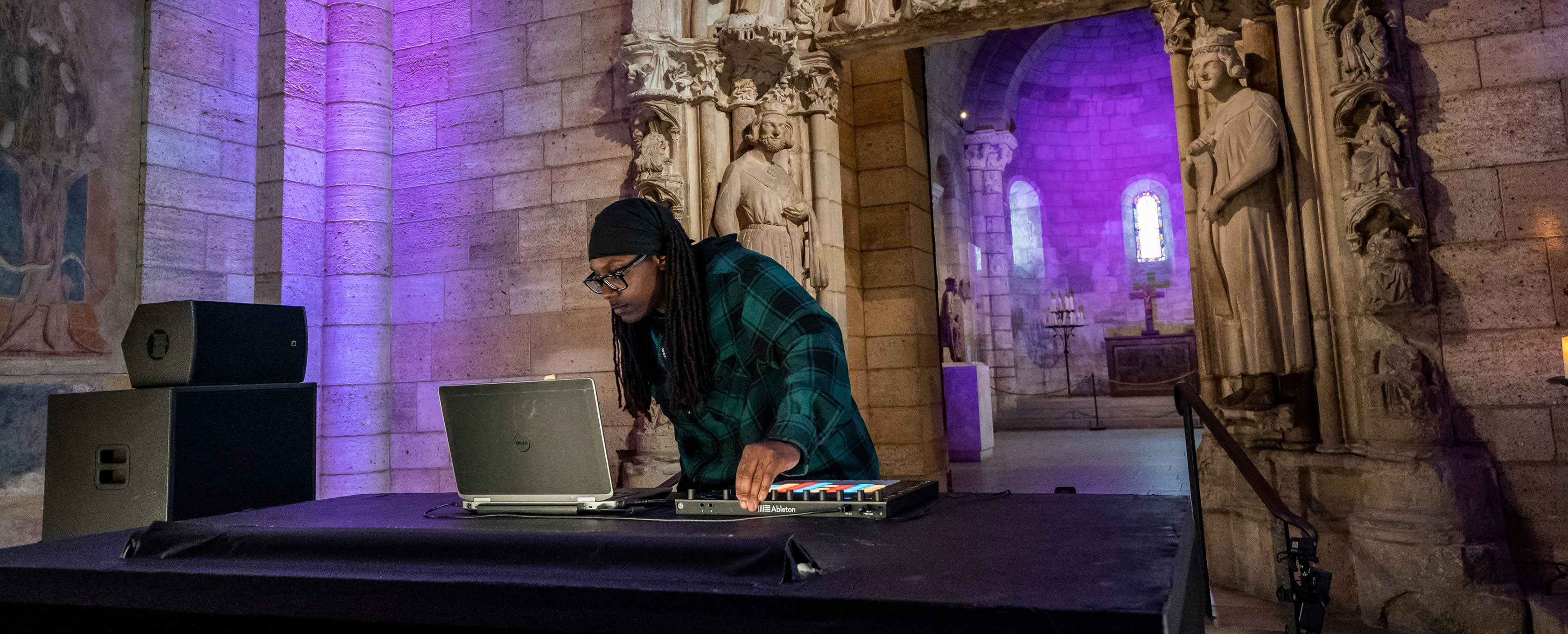 Jlin tocando música eletrônica no The Met Cloisters.