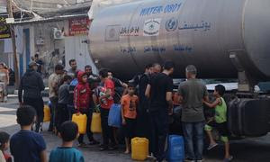 Se distribuye agua potable a los residentes y desplazados de Rafah, en el sur de la franja de Gaza.