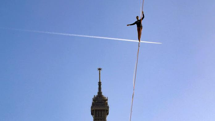 VIDEO. Le slackliner Nathan Paulin relie le Trocadéro depuis la Tour Eiffel à plus de 60 mètres du sol