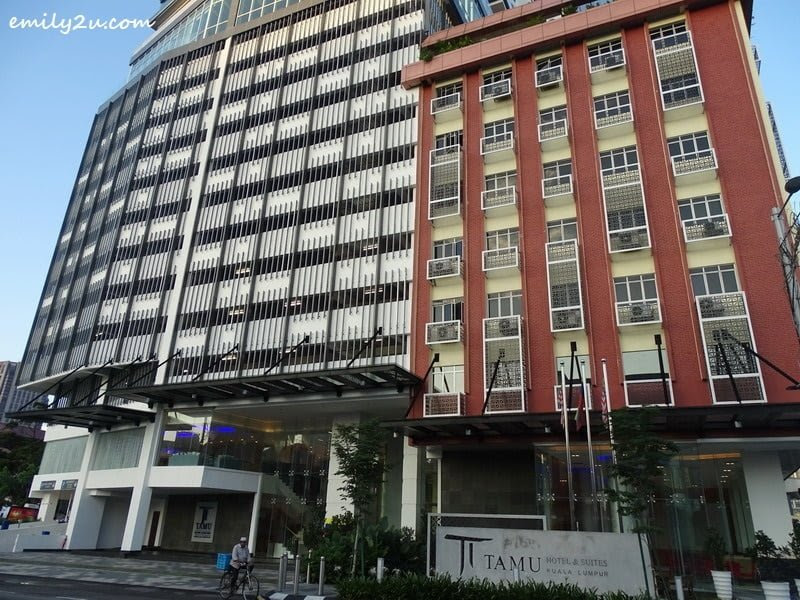 Dua orang petugas tabung haji sedang berada di kawasan dataran masjid haram untuk memantau jamaah malaysia. Tamu Hotel Suites In Kuala Lumpur From Emily To You
