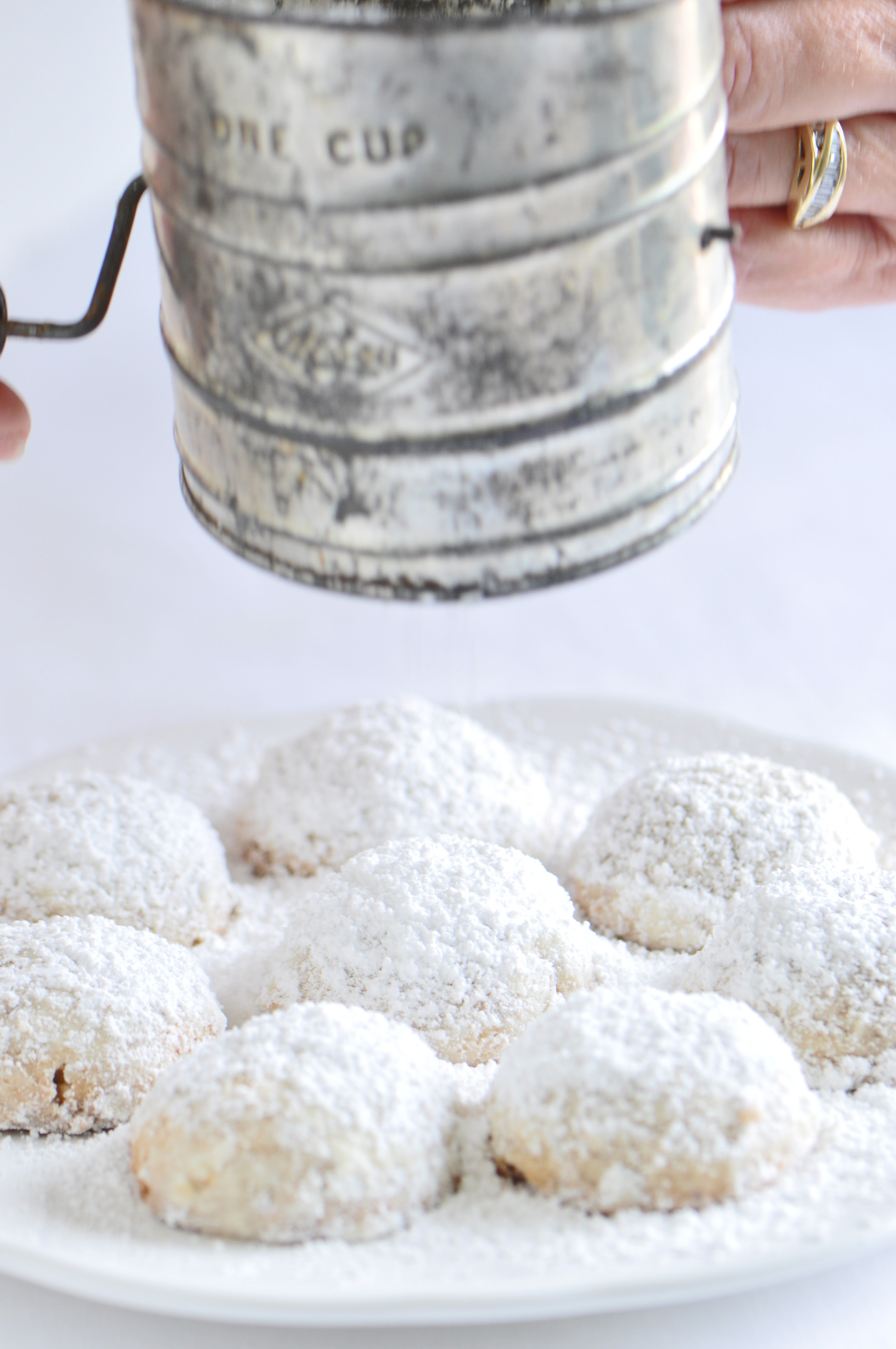 Whether it's snickerdoodles, butter cookies, sugar cookies and these mexican wedding cookies are so simple and take only 5 ingredients to make! Christmas Cookie Countdown And Mexican Wedding Cookie Recipe Sifting Focus