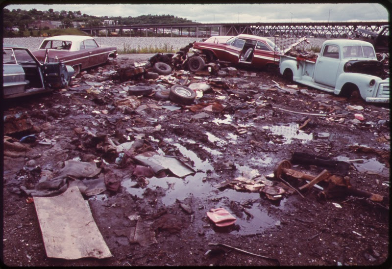 File:AUTOMOBILE JUNKYARD ON THE NORTH BANK OF THE KANSAS RIVER BETWEEN THE 12TH AND 18TH STREET BRIDGES - NARA - 552073.tif