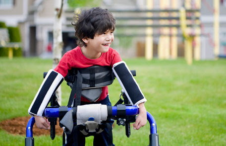 Un niño con parálisis cerebral