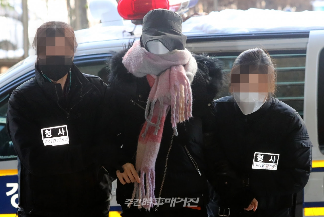 이런 가운데, 황하나 씨는 마약 수사 무마 의혹이 알려진 직후인 지난 1일, sns에 아버지가 대표로 있는 업체에서 판매하는 김치 홍보 영상을 올려 빈축을 사고 있습니다. êµ¬ì†ëœ ìƒìŠµë§ˆì•½ í™©í•˜ë‚˜ ë‚¨íŽ¸ ê·¹ë‹¨ ì„ íƒì— ì±…ìž„ ì•ˆ ëŠê»´ ì£¼ê°„ì‹œì‚¬ë§¤ê±°ì§„