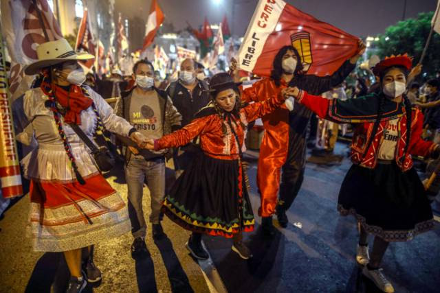 Saída de juiz eleitoral trava proclamação de presidente no Peru