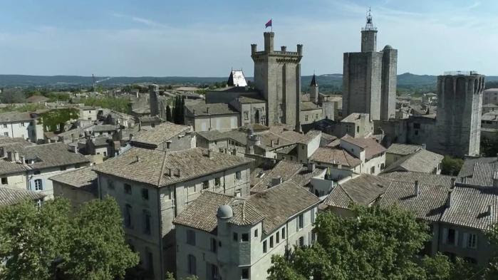 Gard : le charme des parfums de la place aux Herbes, dans la cité médiévale d'Uzès