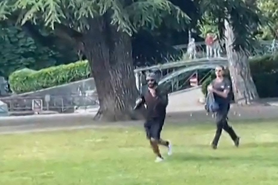 Attaque au couteau à Annecy : les policiers qui sont intervenus pour arrêter l'assaillant ont été décorés