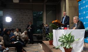 El Secretario General de la ONU, António Guterres (dcha.), informa a los periodistas durante una rueda de prensa en la cumbre del G20 en Nueva Delhi, India.