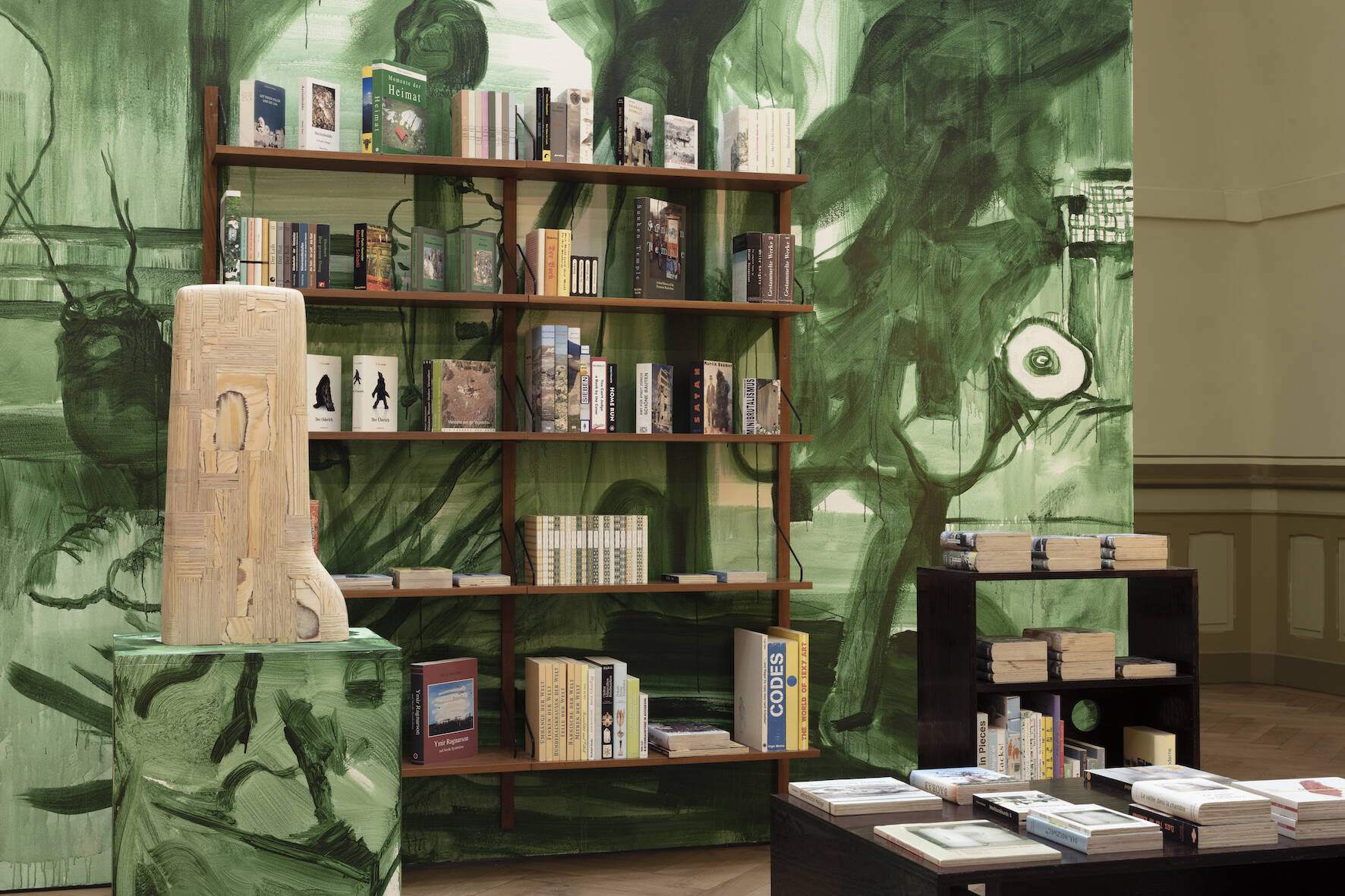 Lutz & Guggisberg, Bibliothèque imaginaire, 1999-2020 - installation de 467 sculptures de livres, 2 sculptures en bois, étagères, lampes, cimaise et socles