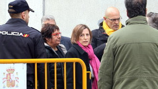 Carme Forcadell al costat de Dolors Bassa i Raül Romeva, arribant al Tribunal Suprem el 23 de març (ACN)